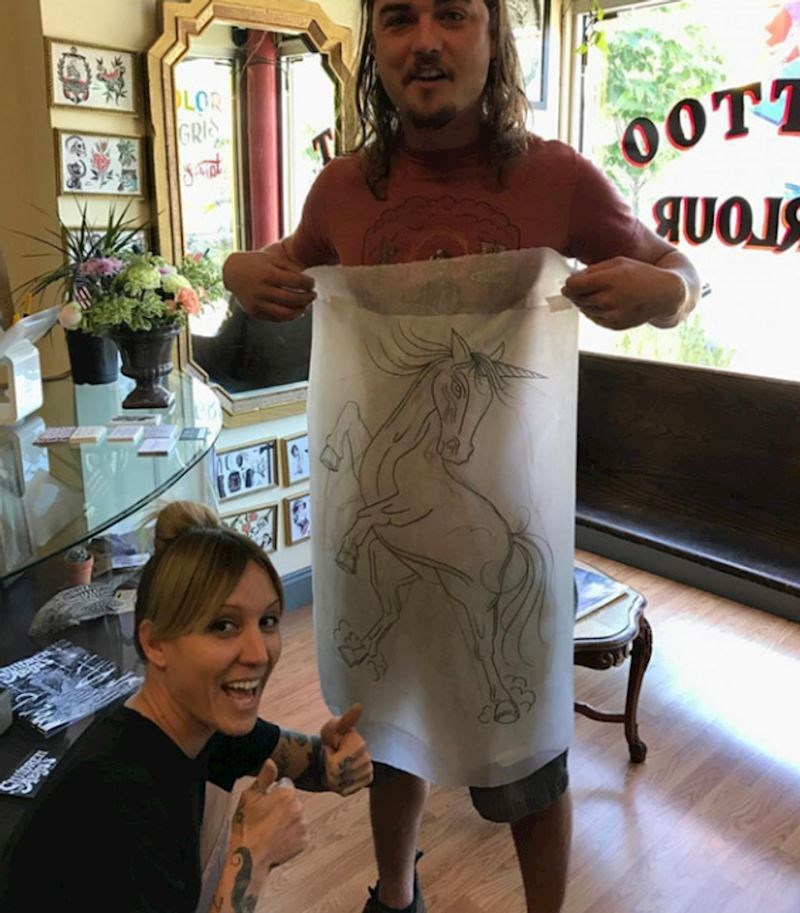 9. Da, ovaj frajer se ovako planirao tetovirati...