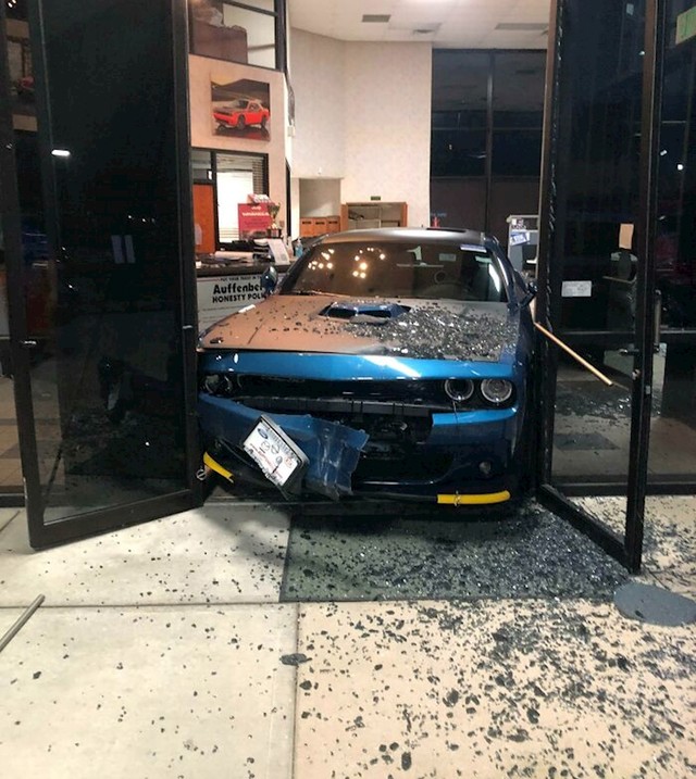 11. "Netko je preko noći provalio u salon automobila u kojem radim. Cijeli dan sam se morala baviti policijom i pregledavati nadzornu kameru"