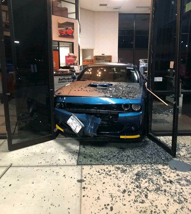 11. "Netko je preko noći provalio u salon automobila u kojem radim. Cijeli dan sam se morala baviti policijom i pregledavati nadzornu kameru"