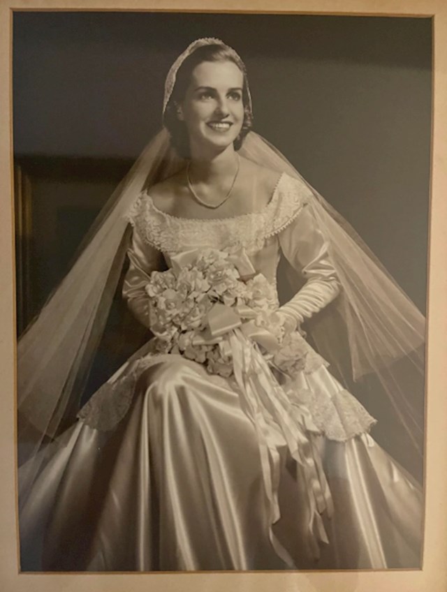 "Moja prakaba izgleda kao filmska zvijezda. Ovo je fotografija s njezinog vjenčanja uslikana 1946. godine"