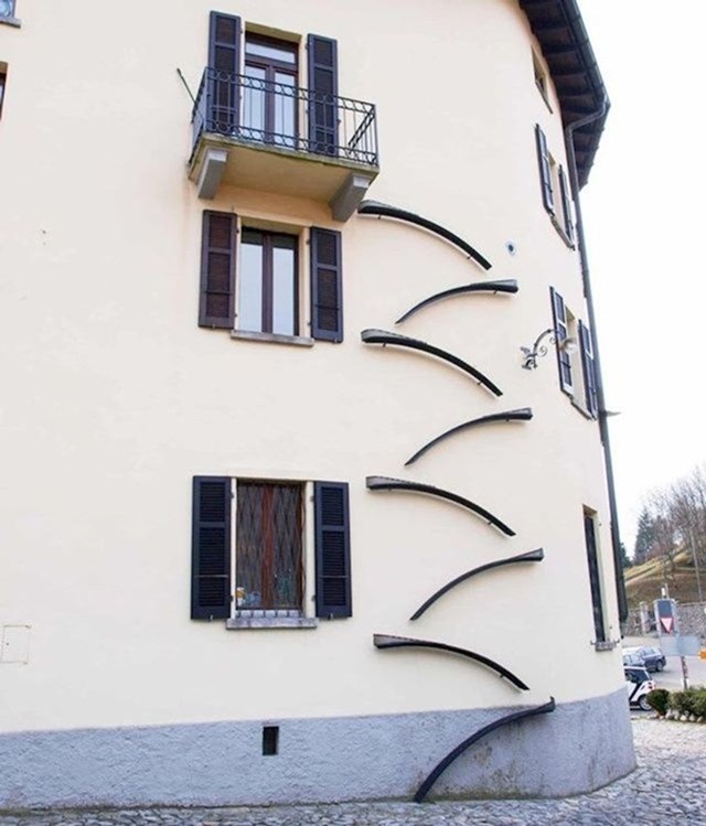 Instalacija pomoću koje se mačke mogu penjati po zgradi.😸