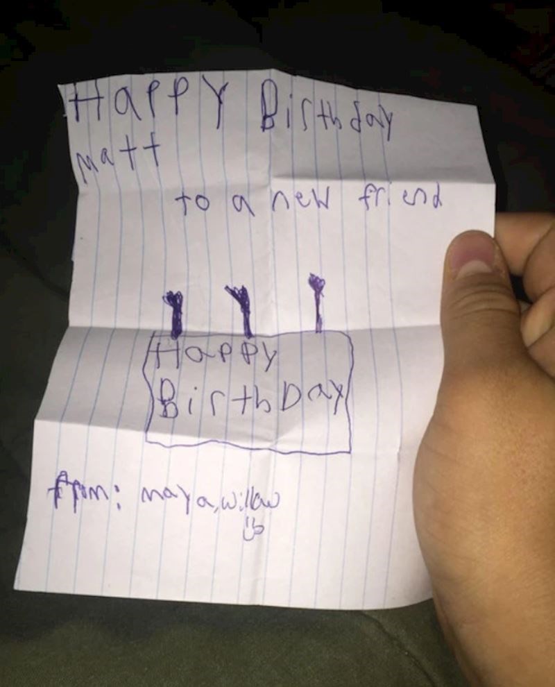 "Kad sam se tek preselio tati nisam ima puno prijatelja osim nekoliko ljudi koje sam poznavao. Kad sam im spomenuo da mi je rođendan, brzo su reagirali i napisali mi ovu čestitku. Možda vam se ne čini kao velika stvar, ali tad je bila"