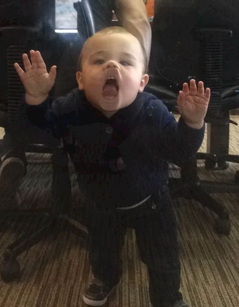 1. "Danas je šef doveo sina na posao. Nije bio oduševljen kad je vidio da maleni radi ovakve grimase i gleda sve u uredu"