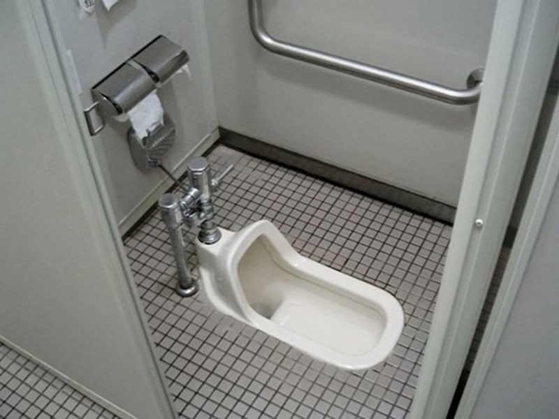 Čučavci su u Kini i dalje popularni jer mnogi Kinezi misle da sjedenje tijekom obavljanja nužde nije prirodno i da nije dobro za probavni sustav.