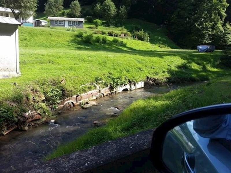 Stari automobili postali su dio obale rijeke