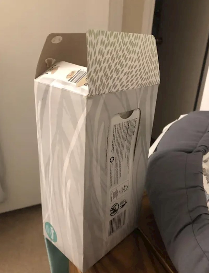 10. "Svi znate one papirnate maramice u kutiji i kako se trebaju vaditi? E, pa, ovako ih vadi moj dragi"