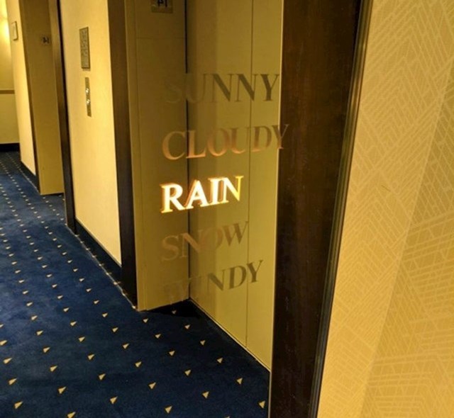 Ogledalo u hotelskom hodniku koje pokazuje kakvo je vani vrijeme