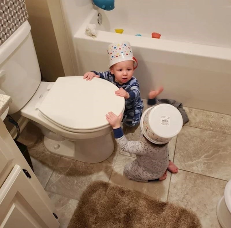 10. "Trenutno im je najzabavnije puzati s ovim kantama na glavi"