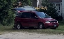 Tip je snimio susjeda kako autom radi nešto potpuno ludo. Ovako nešto nikad ne biste predvidjeli