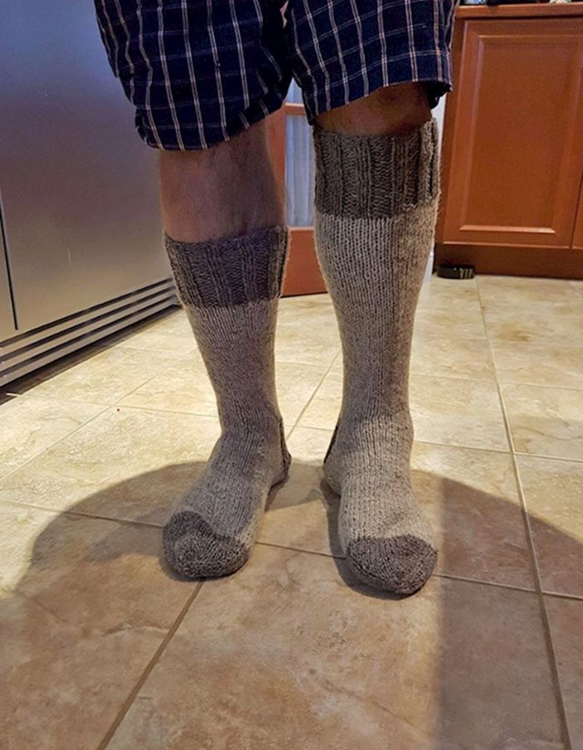 7. "Baka više ne vidi toliko dobro, ali mi je svejedno napravila ove tople čarape"