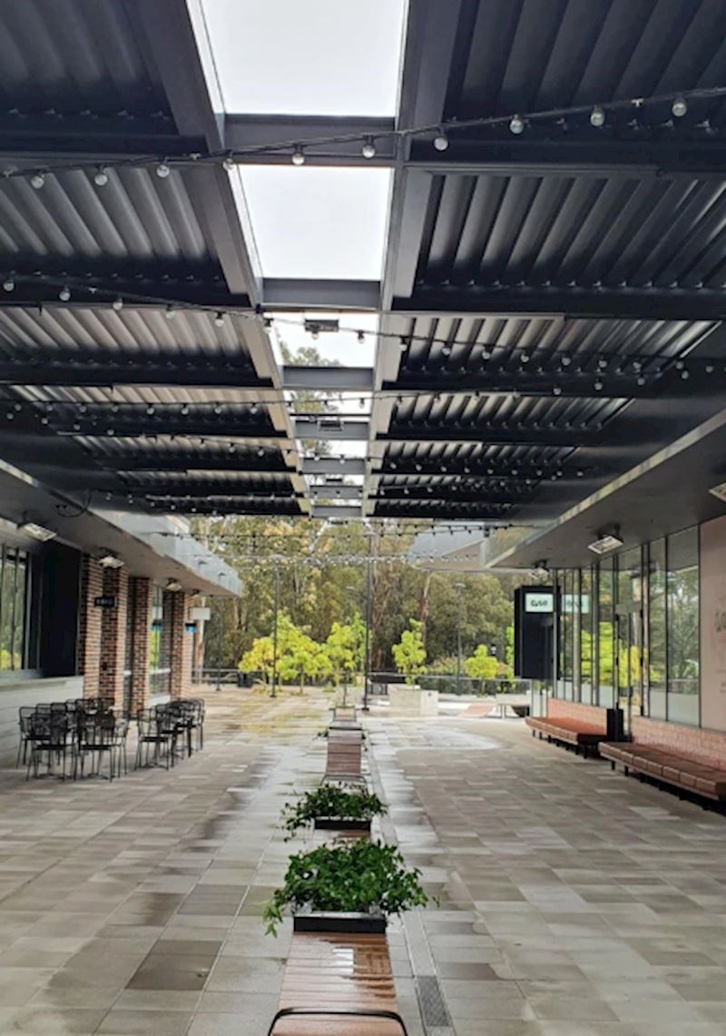 "Stavili su krov nad sve osim nad klupe, kakvog to smisla ima?"