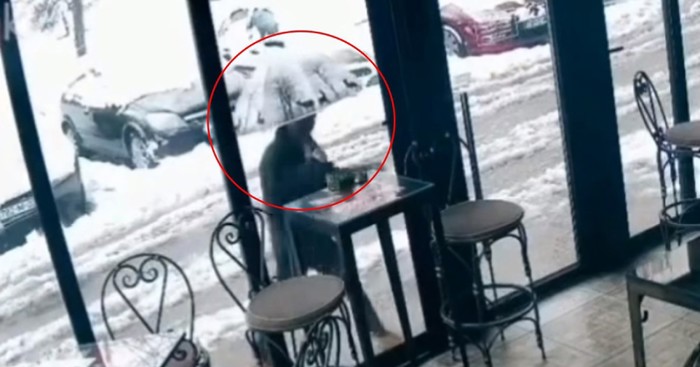 Snimka tipa ispred jednog kafića apsolutni je hit na Fejsu, morate vidjeti što je učinio