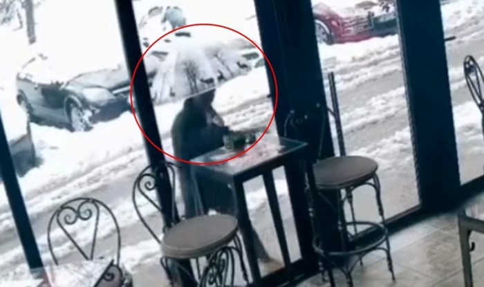 Snimka tipa ispred jednog kafića apsolutni je hit na Fejsu, morate vidjeti što je učinio