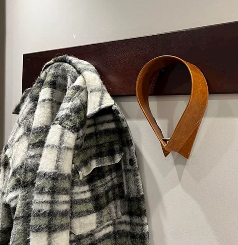 Vješalica koja izgledom podsjeća na ogrlicu i super drži kapute i jakne.