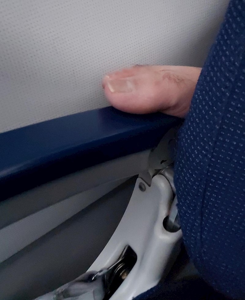 9. "Zamolila sam tipa da makne nogu, a onda je skinuo čarapu i napravio nešto od čega mi se okrenuo želudac"