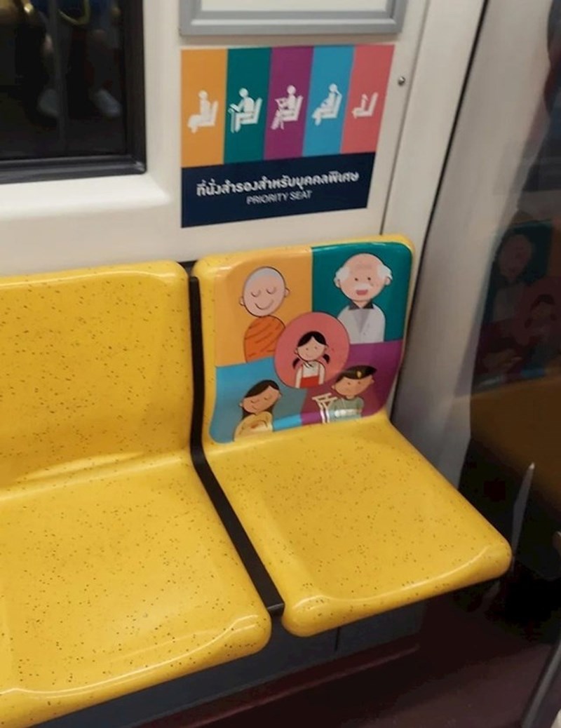 Uz djecu, invalide, starce i trudnice, redovnici također imaju pravo prednosti za sjesti u javnom prijevozu