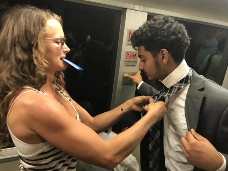 Ovaj dečko se mučio s vezanjem kravate i onda mu je jedna putnica u autobusu odlučila pomoći.