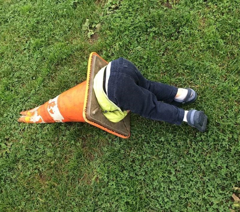 13. "Stavio je čunj na glavu i počeo trčati pa ubrzo pao i smijao se dok je ležao"