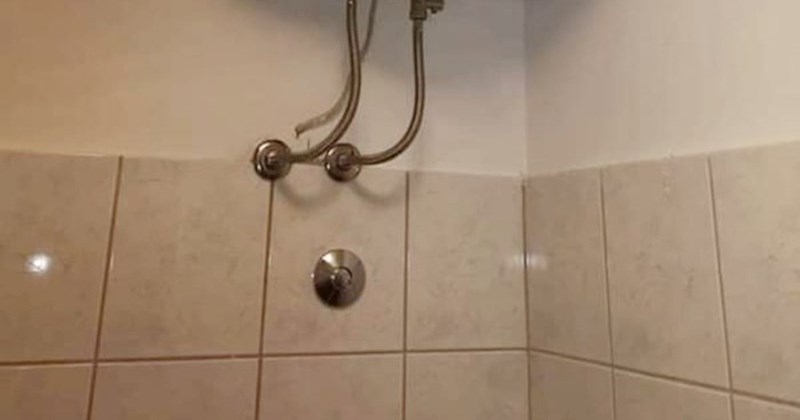 Htjeli su uštedjeti na prostoru u maloj kupaonici, a sada se cijeli internet smije njihovom rješenju