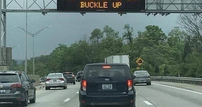 Šaljivim natpisom na autocesti pokušali potaknuti vozače da koriste sigurnosni pojas, prizor je hit