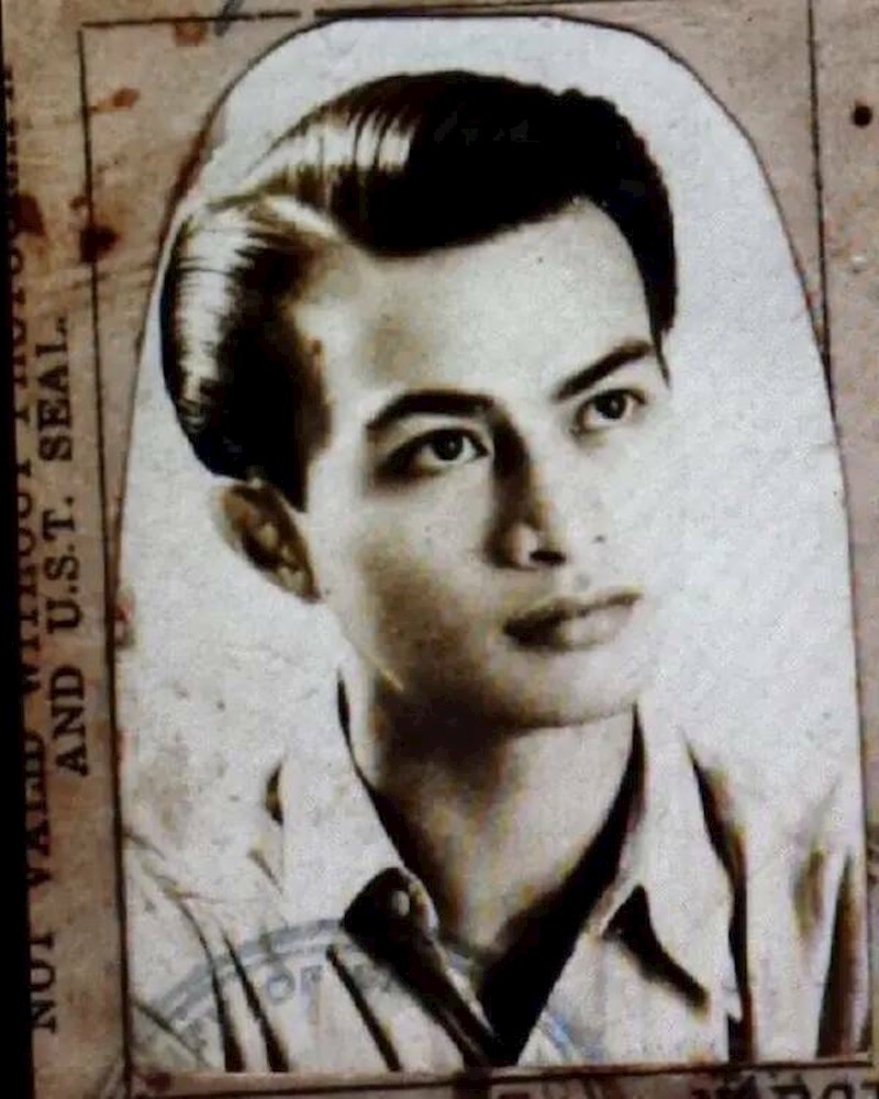 "Nikad nisam uspoznala svog djeda, ali zato volim gledati njegove fotografije kako bih barem dobila dojam da ga poznajem. Ova fotografija je nastala nekada nakon što je završio fakultet i prijavio se u vojsku"