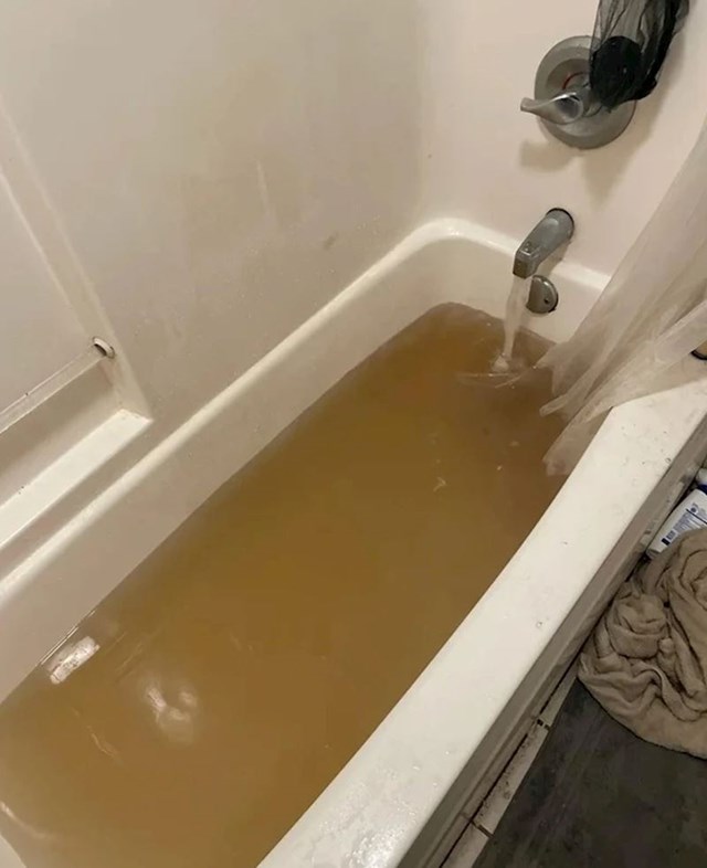 17. "Ovako trenutno izgleda voda u studentskom domu"