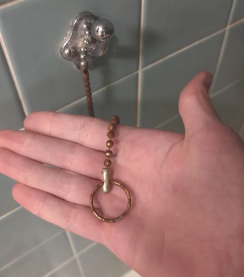 5. "Čemu služe ovaj konac i kuka u mom tušu u domu?''