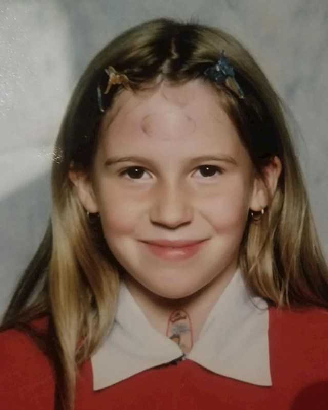 1. "Uvijek se nasmijemo kad vidimo ovu fotografiju. Slikali smo se u školi i htjela sam izgledati kao frajerica pa sam stavila dvije Simpson tetovaže - na čelo i na vrat"