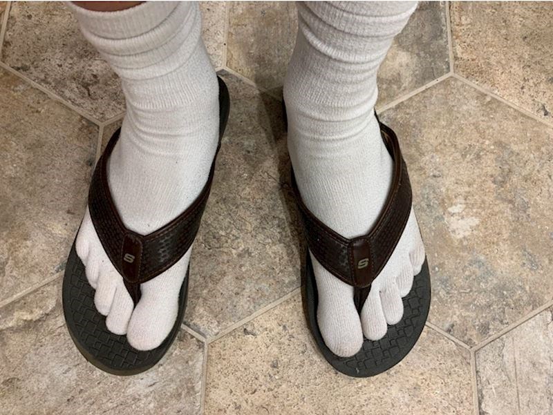 7. "Voli japanke i voli čarape pa je odlučio spojiti ugodno s korisnim. Namjerno sad stalno ovako hoda samo zato što zna da me to jako živcira"