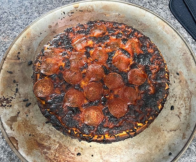 13. "Namjerno nije poslušao moj savjet kako ispeći pizzu i sad očekuje da ovo jedemo"