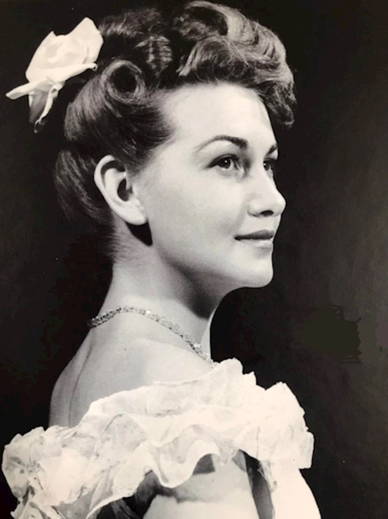 "Ova slika moje predivne bake je snimljena 1946. godine - bila je prava ljepotica!"