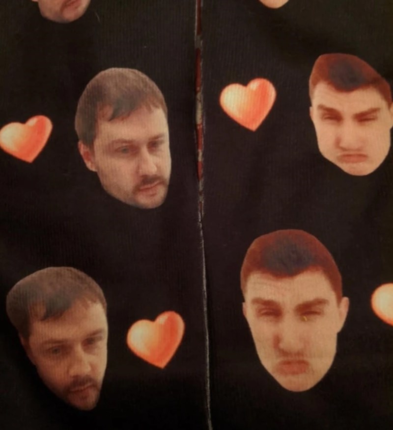 "Iz fore smo naručili čarape s licem mog dečka (čarapa desno) i došla nam je čarapa na kojoj se nalazi lice potpuno drugog tipa."