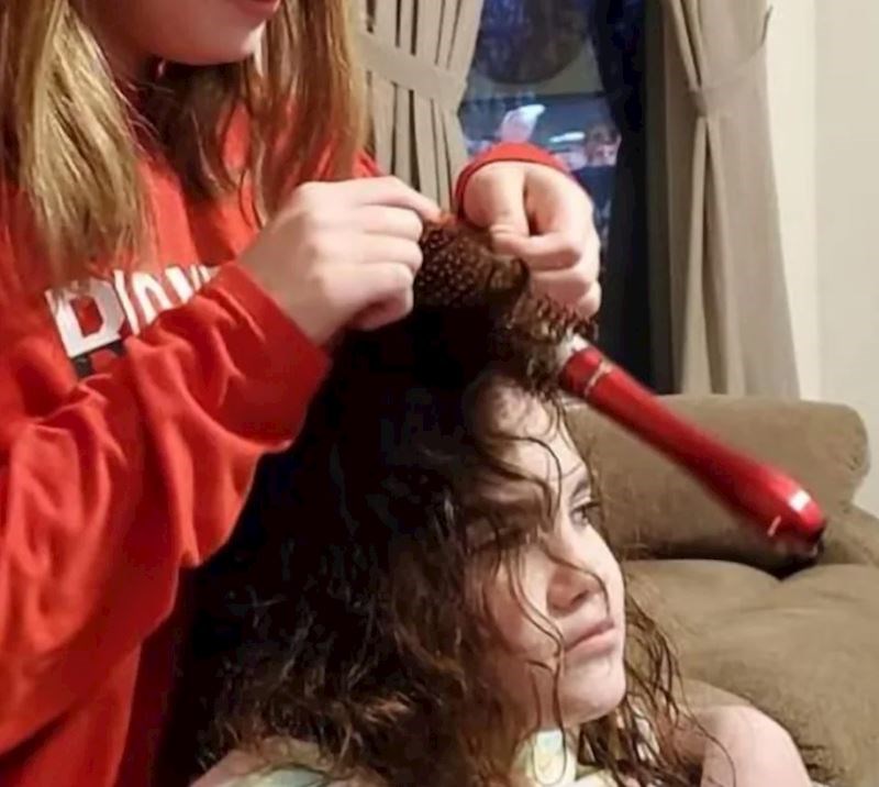 7. "Moja kćer (koja inače ima kovrčavu kosu) je odlučila eksprimentirati i zapetljala je četku u kosi"