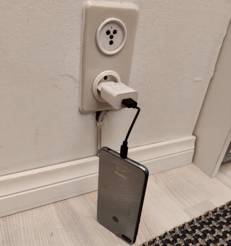 "Imamo toliko kablova i rješenja, ali moja mama ovako puni svoj mobitel. Teško mi je shvatiti tu logiku..."