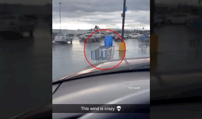 Jak vjetar uzrokovao velike probleme na jednom parkiralištu. Pozorno pratite gdje će završiti kolica