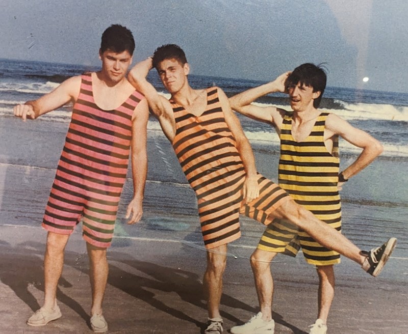 2. "Moj tata i njegovi prijatelji u kupaćim kostimima koje su sami dizajnirali. Fotka je nastala 1986. godine"