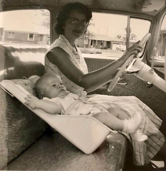 "Ova stara obiteljska fotka je iz 1958. godine. Sigurnost tijekom vožnje bila je i tad važna, ali ne koliko i danas. Ja sam ova beba s fotke. Nisam bio vezan, mama me kod žešćih zavoja i kočenja rukom držala da ne padnem sa sjedala."