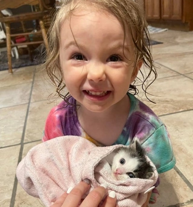 "Moja djevojčica i slatki mačić kojeg smo spasili jučer na kiši."