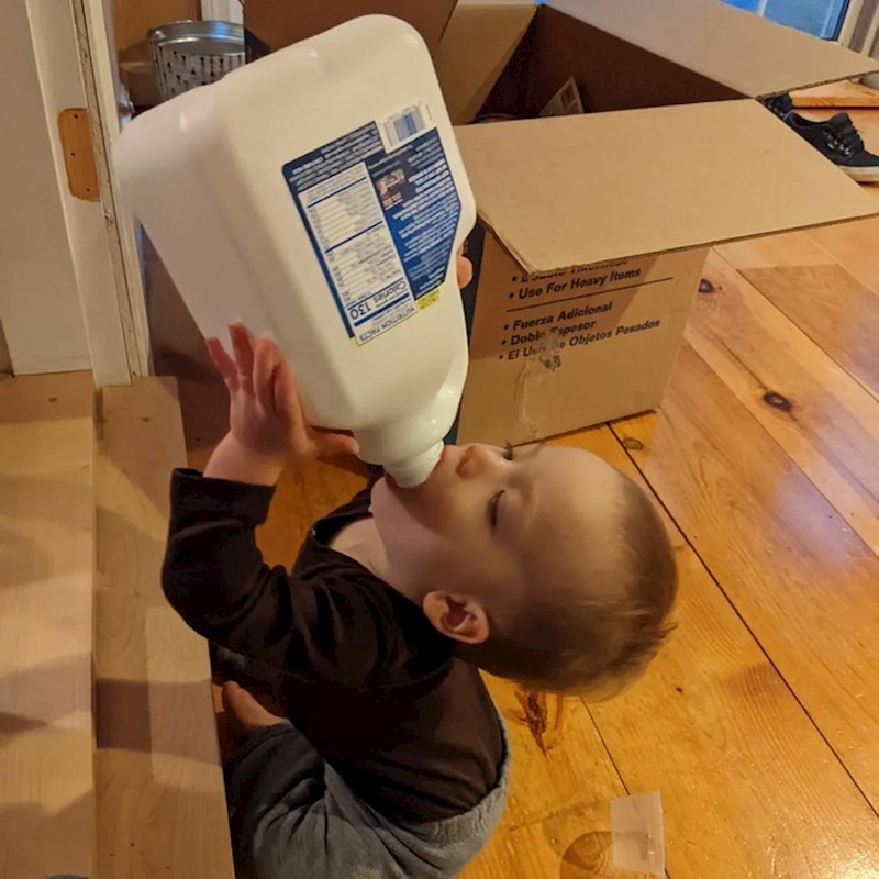 10. "Jadničak je imao naporan dan u vrtiću pa je morao popiti sve što je preostalo"