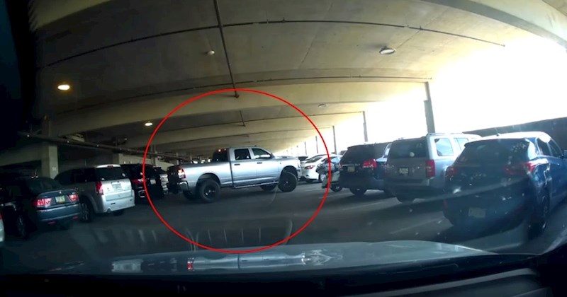 Prizor iz garaže nasmijao ljude, pogledajte koliko je ovom vozaču trebalo da izveze auto s mjesta