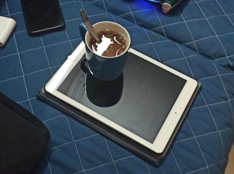 "Moj tata ovako voli držati kavu - na iPadu!!"