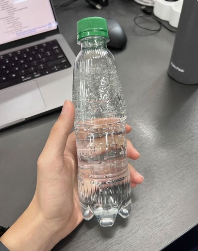 2. Jednokratne plastične bočice nemaju omot kako bi se još lakše reciklirale.