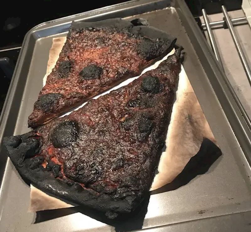 6. "Išla je podgrijati pizzu i zaboravila na nju (kao i ja). Čini se da ništa od večere."