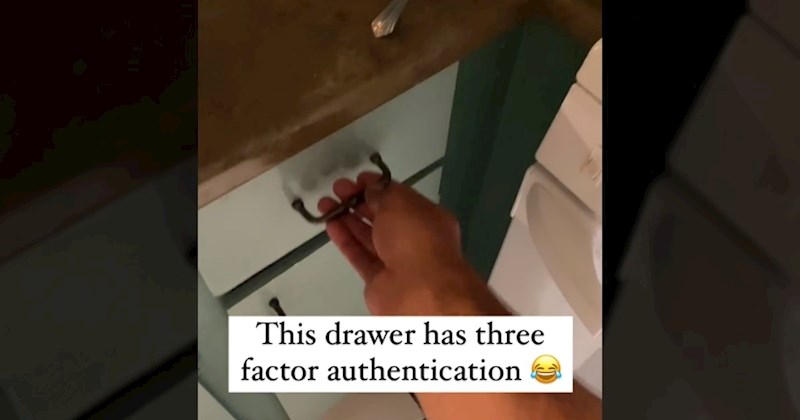 Lik snimio bizarne korake koje mora učiniti kako bi otvorio ladicu. Ovako nešto se ne viđa svaki dan
