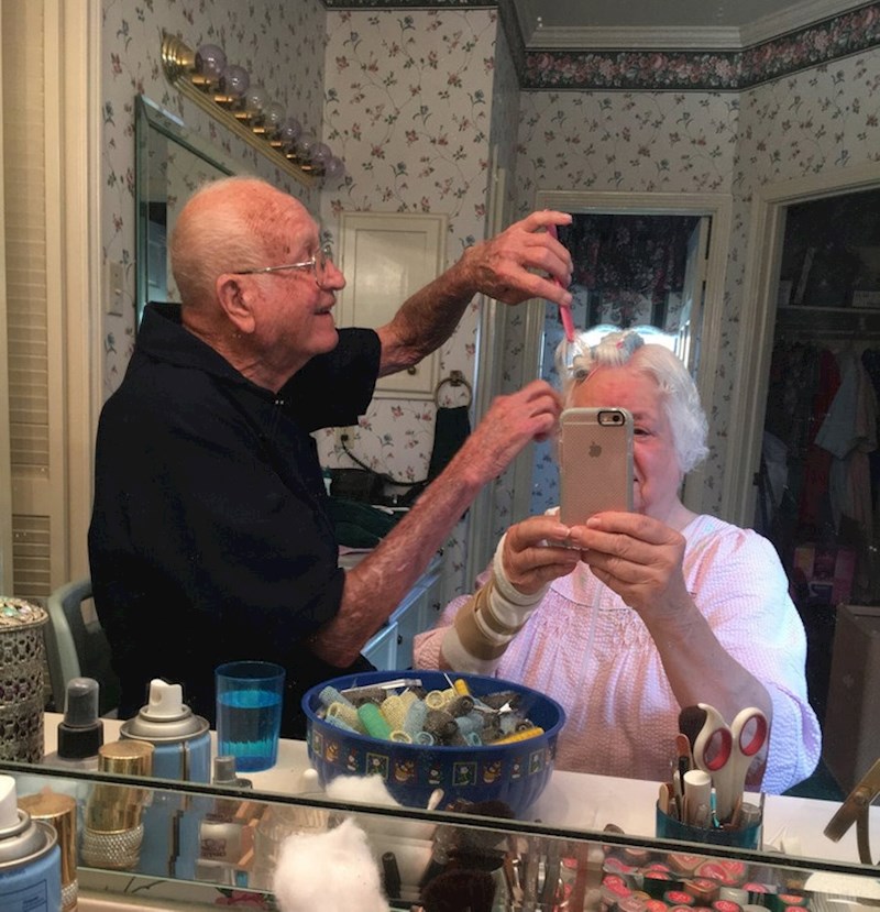 "Baka je nedavno bila na operaciji pa nije mogla puno koristiti ruke. Zato joj je moj djed odlučio napraviti frizuru"