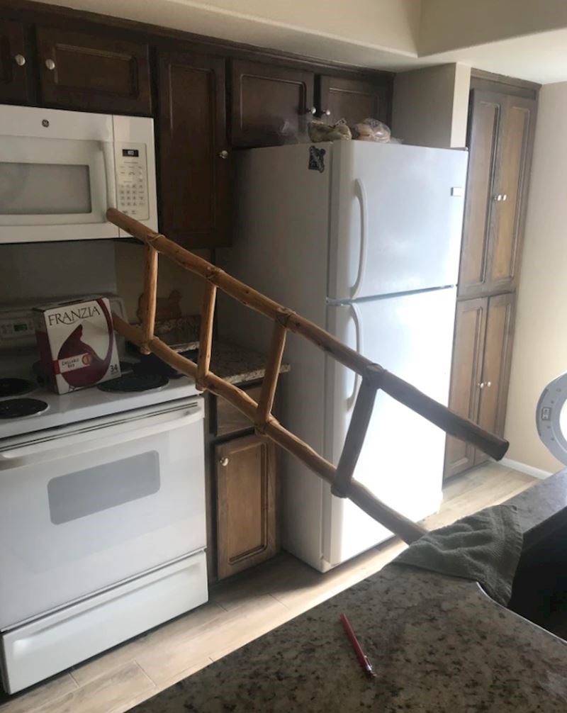 5. Vrata mikrovalne su pokvarena i ovo je bilo njihovo rješenje kako ih držati zatvorenima