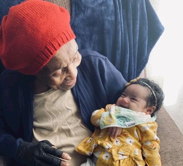 "Moja 103-godišnja prabaka i moja dvomjesečna djevojčica koje obožavaju jedna drugu"