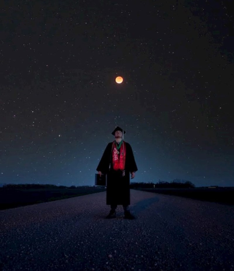 13. Diplomirao je na dan kad je bila potpuna pomrčina Mjeseca i odlučio napraviti predobru uspomenu.