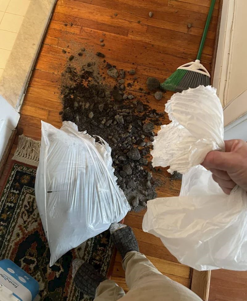 "Da, dobro vidite, ovo je pijesak za mačke i trenutno se ispunila jedna od mojih noćnih mora"