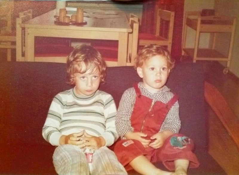 "Mama je slikala brata i mene dok gotovo hipnotizirano gledamo crtić u odjeći koju nam je sašila"